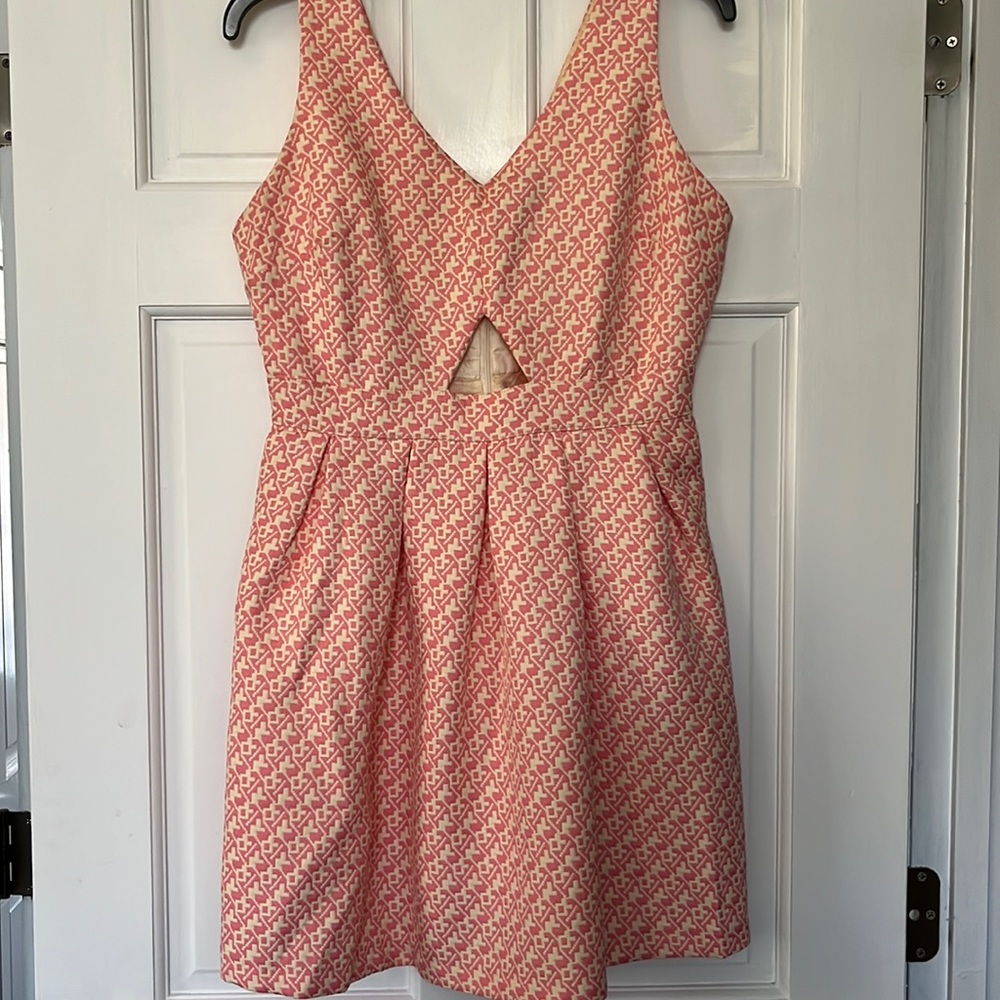 Beige/salmon patterned dress. Keyhole center. Guess size L